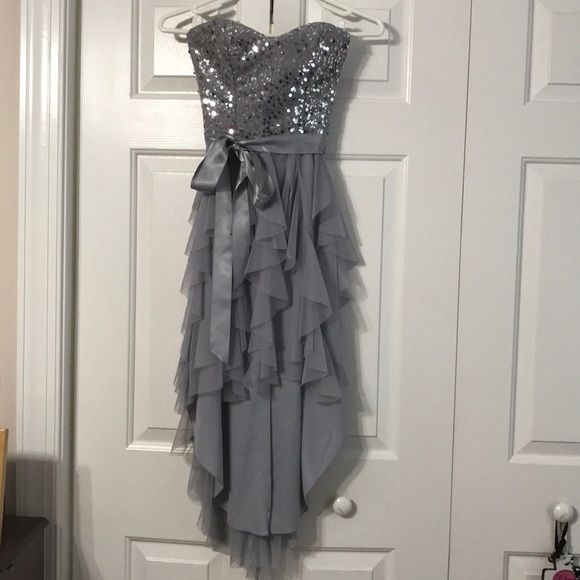 Formal dress - Picture 1 of 4